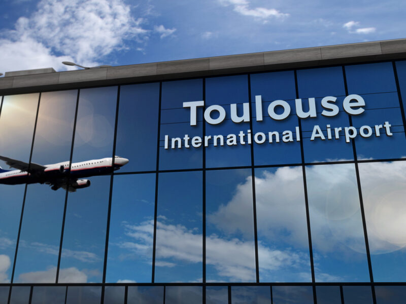 Atterrissage d’avion à l’aéroport de Toulouse France reflété dans le terminal